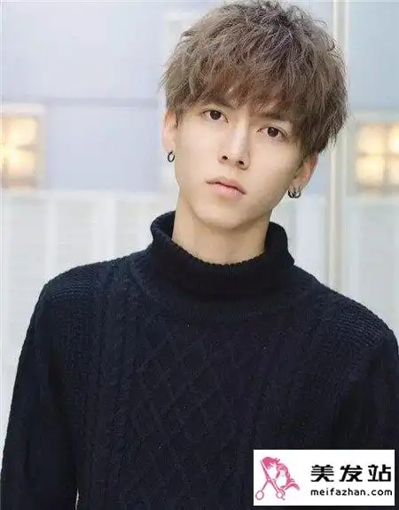 每一款帅气发型的展现,都少不了发色的衬托.