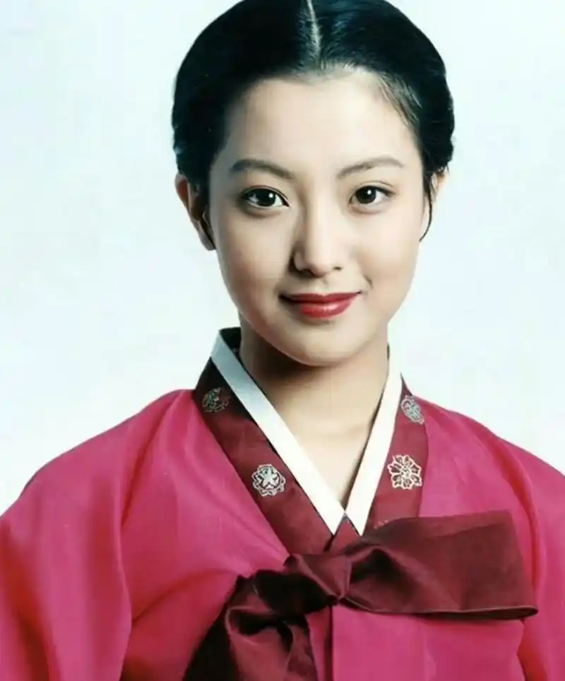 好多人都说她们俩长得很像.白冰/金喜善.