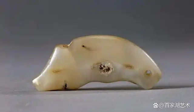 唯一一件龙首形玉器(图一),此前凌家滩遗址出土过65公斤的石头野猪,也