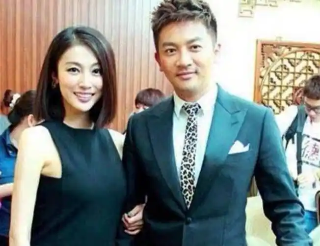 苏有朋终于公布妻子, 隐藏了15年的她身价40亿, 是熟悉的她