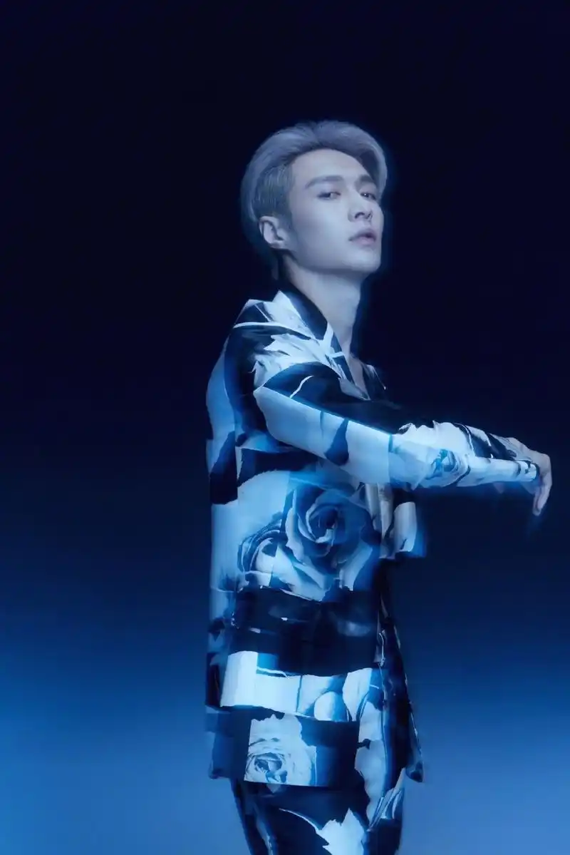 张艺兴银发造型登杂志封面 半穿皮夹克大秀腹肌摩登范儿足