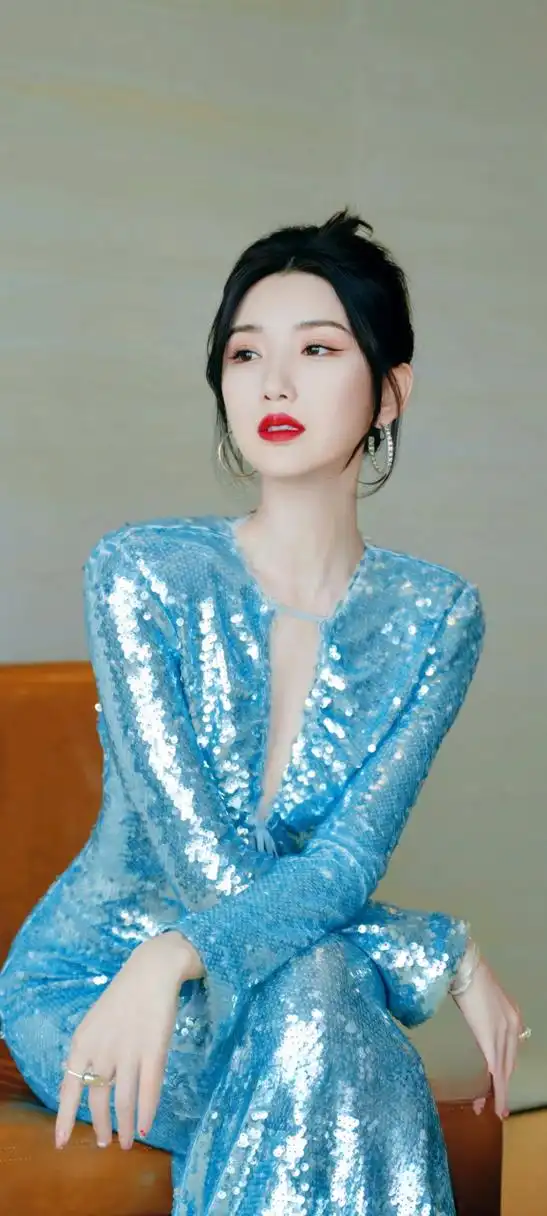 毛晓彤晒美图,穿蓝色的深v领亮片连衣裙,凸显出靓丽高贵的气质!