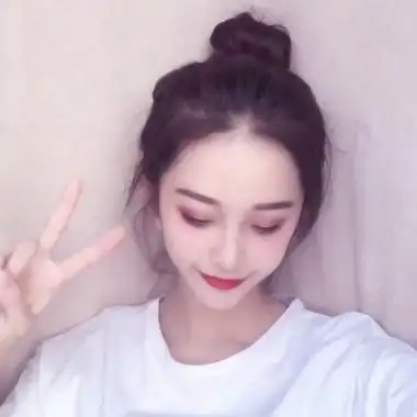 甜美丸子头的女生头像