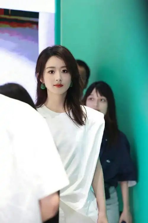 赵丽颖发型师##赵丽颖单手插兜出场##赵丽颖全场大合照##品牌ceo夸