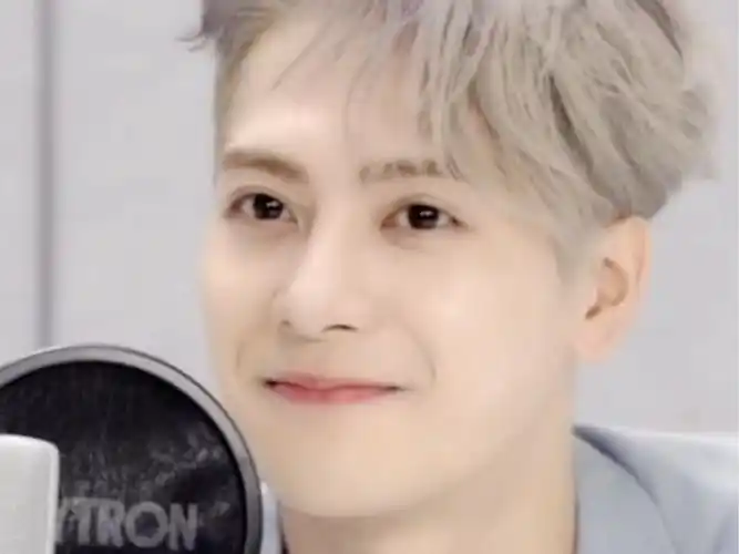 【王嘉尔】他好像知道自己像一只修勾 银发犯规了啊啊啊