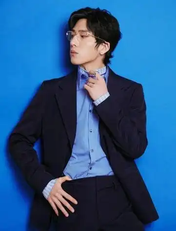 6.蓝色衬衫 黑色西装和蓝色衬衫的搭配非常的简约时尚.