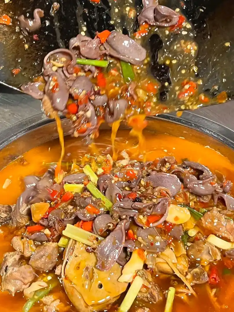 成都之光!老铁们!这家江湖菜太好吃了 奔着招牌红烧鸭来的 好 - 抖音