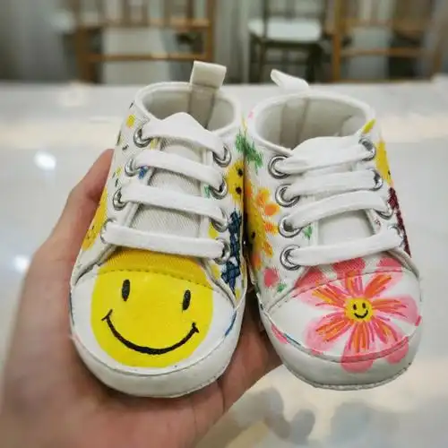 的手工活动画到一半被call回房喂奶匆匆忙忙结束了小叮当的鞋子diy