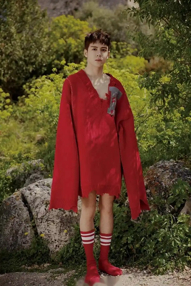 曾舜晞这组写真的时尚你能get吗,露肩oversize深v毛衣 下半身失踪 长