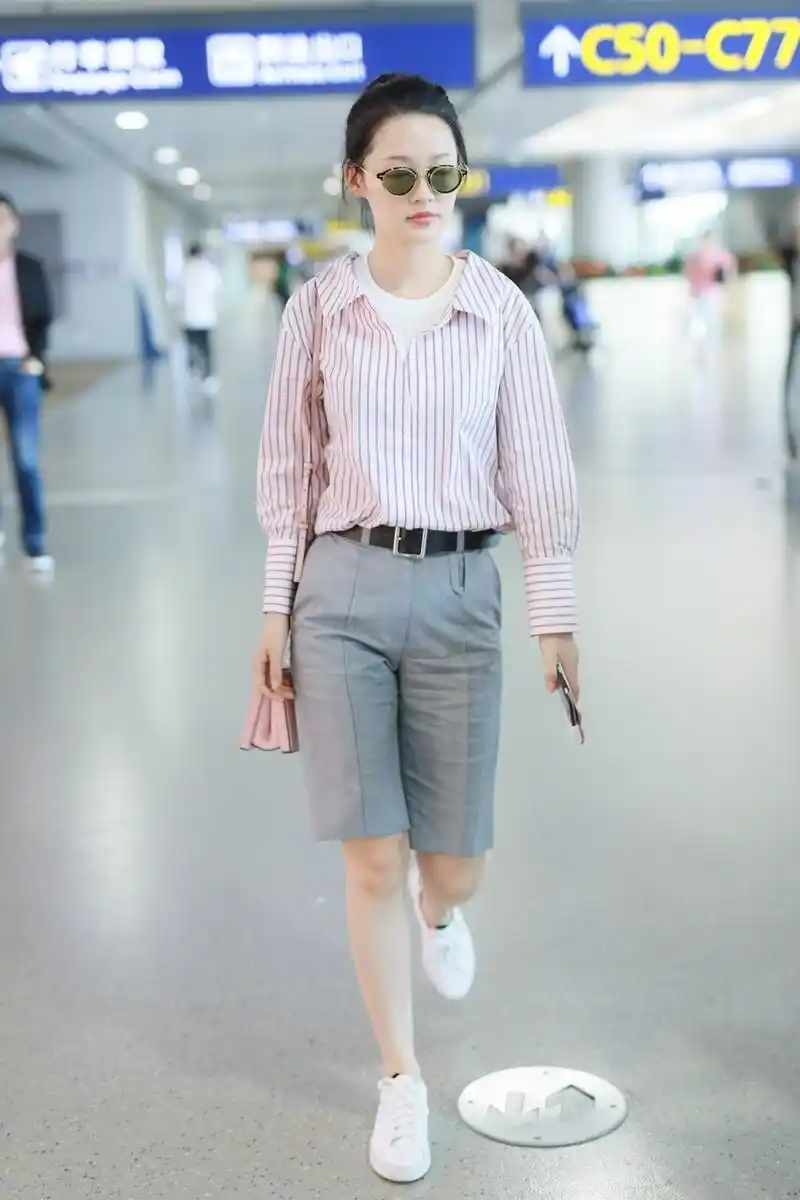 李沁的春季日常穿搭,浅粉色衬衫配五分裤,显露出她的小腿线条