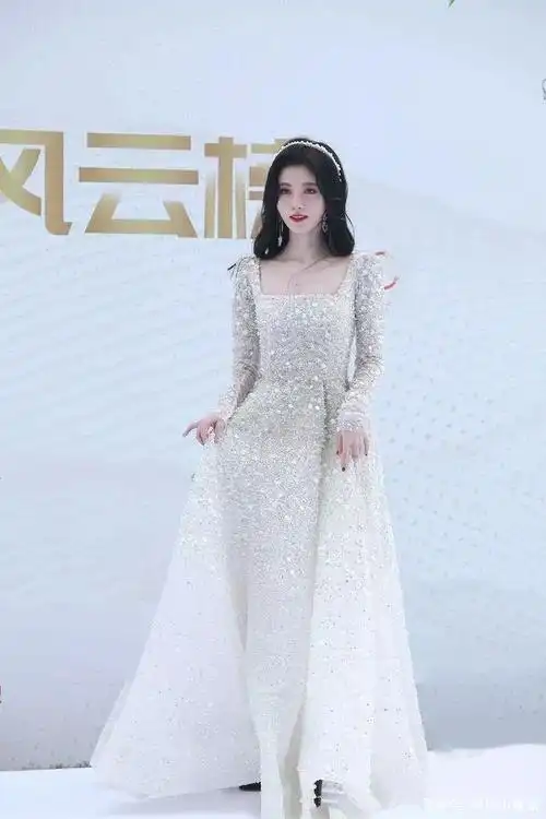 看了鞠婧祎的白色礼服,再看秦岚,才发现公主和女王差距有多大!