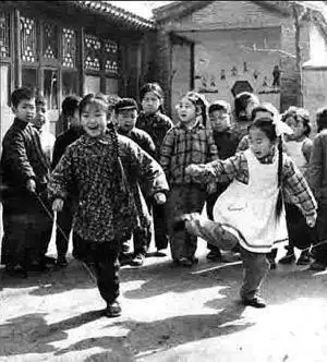 游戏,有的玩推铁环游戏……怀念曾经的那个时光,上世纪八九十年代