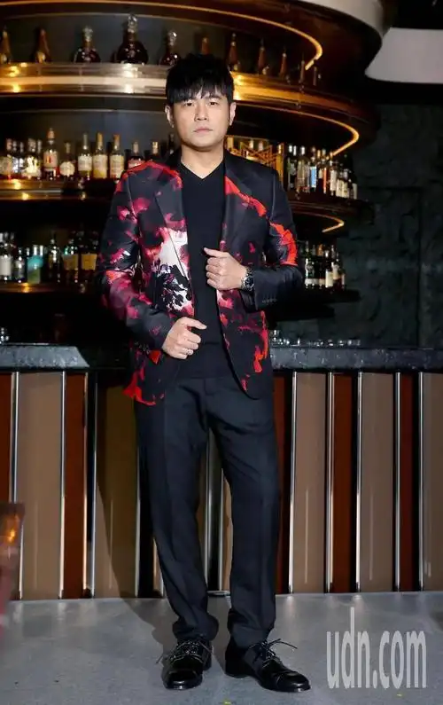 周杰伦晒自拍丨周杰伦最近奶茶喝得少身材没走样太多