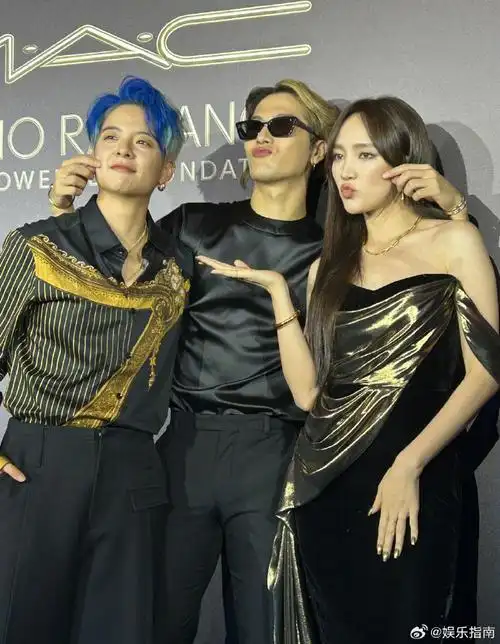 王嘉尔捏amber孟佳的脸