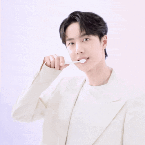 尽职代言人王一博一早就开始营业 他带着高露洁全新广告大片和招牌