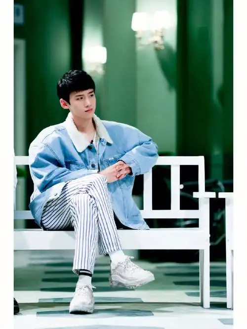 白敬亭小白鞋白袜