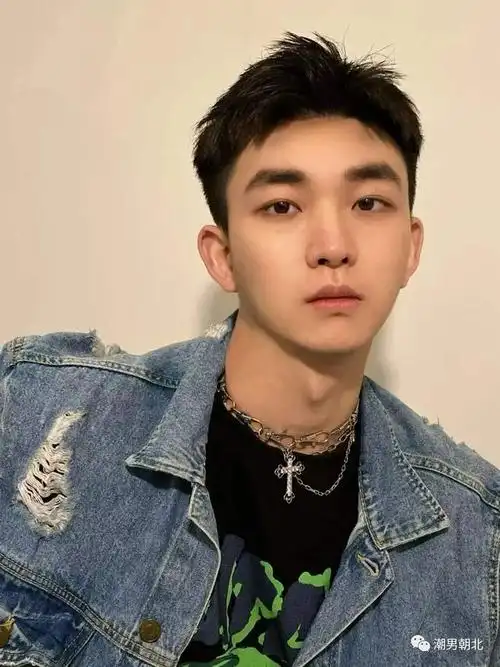 第2款:露额发型02男生的头发越短,就越能展现自己的颜值,特别是年轻的