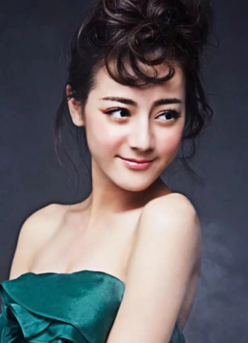迪丽热巴10年前8年前5年前照片最终还是3年前照片颜值完胜