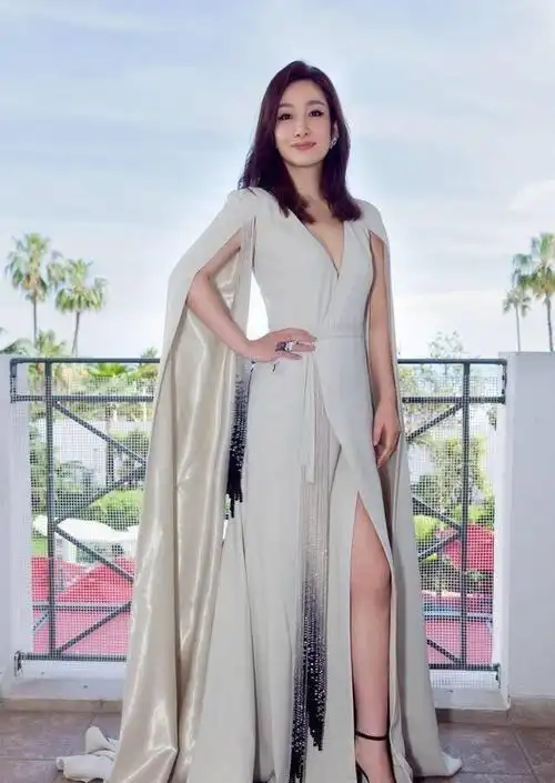 秦海璐美得端庄,米白色礼服优雅高贵,身材比例更窈窕