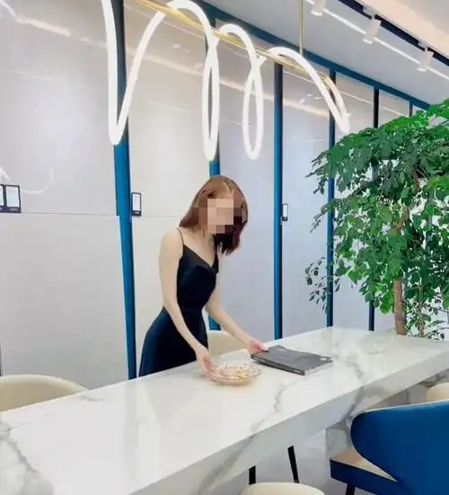 年轻妈妈自曝出轨多人染性病朋友圈看呆网友这么美难怪