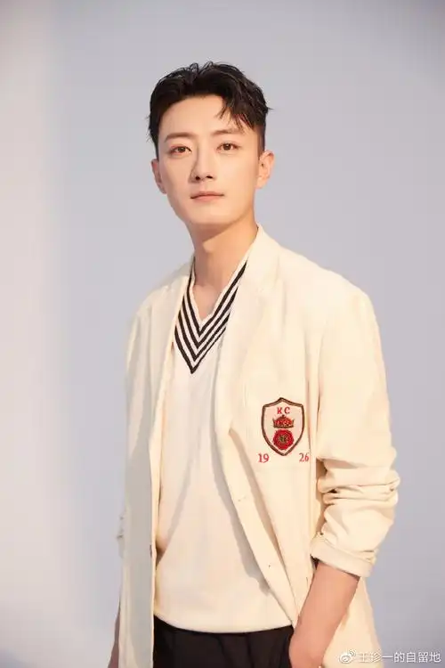 仅仅2天,娱乐圈的瓜就这么生猛?海边激吻,隐瞒婚史,拖欠工资