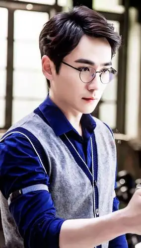 朱一龙高中毕业照,寸头依然帅气,更多学校内幕被网友曝光