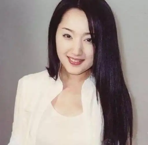 "甜歌皇后"杨钰莹:被误传包养却无悔初恋,曾火到挂历上全是她