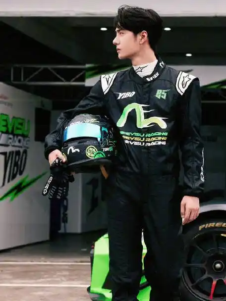 gt3赛车初体验#终于又见到了85号赛车手王一博宽肩窄腰身材比例绝佳!
