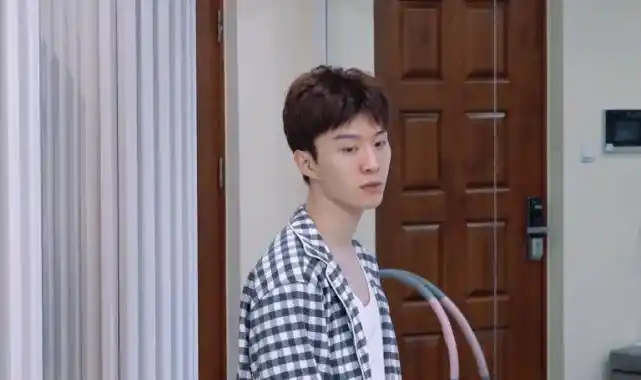 刘雨昕也可以很可爱,和范丞丞在一起"勾肩搭背",像是豪门姐弟_样子