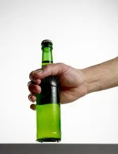 手拿啤酒瓶照片