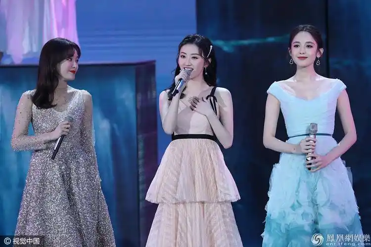 仙女下凡!秦岚,景甜,娜扎惊艳合唱 元宵晚会同框清新甜美