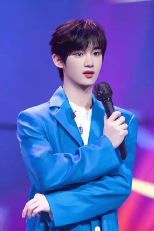 丁程鑫超话97#丁程鑫 夏日少年派#ill colour me blue～@时代少年