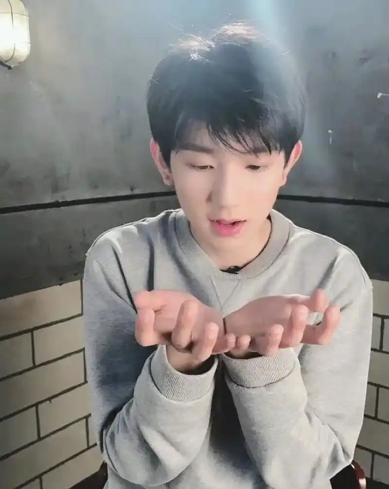 王源 原图来自微博:tfboys-王源,帝国小水晶名不虚传 - 抖音