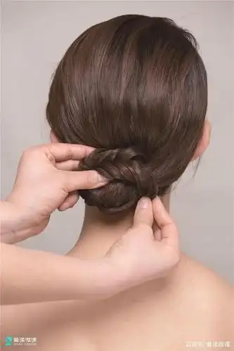 低发髻这样盘,不仅精致还时尚
