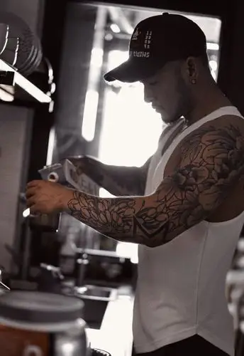 时尚造型师爱健身,用时光打造出麒麟大花臂,大腿粗壮,胸肌霸气