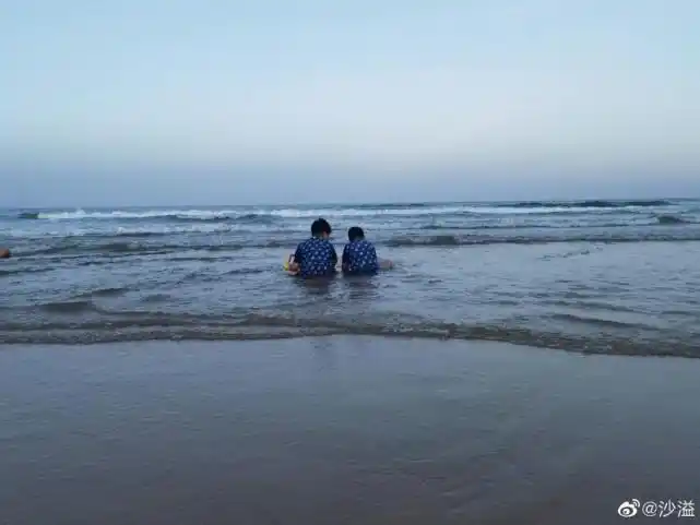 同时,他还晒出了两个儿子的背影,两人并肩坐在沙滩上,兄弟俩感情看