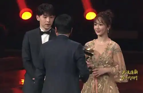 邓伦杨紫时隔一年再同框大家都忙着欢呼有谁注意杨紫的脚背