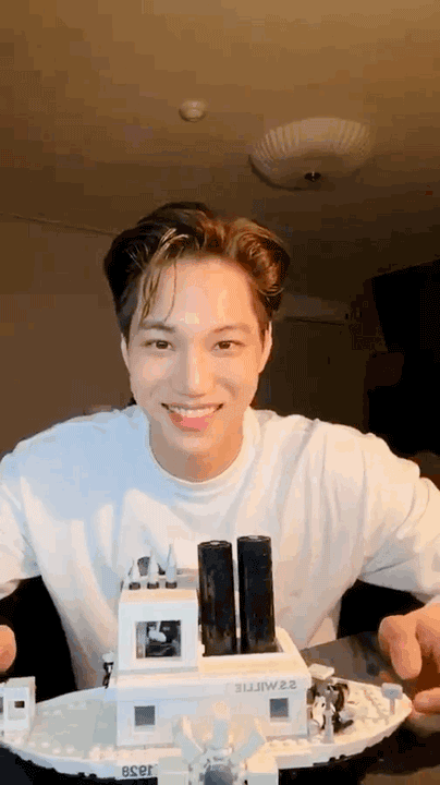 exo 成员 kai 直播"拼乐高",在线求夸,舞台王者变身小可爱_金钟仁