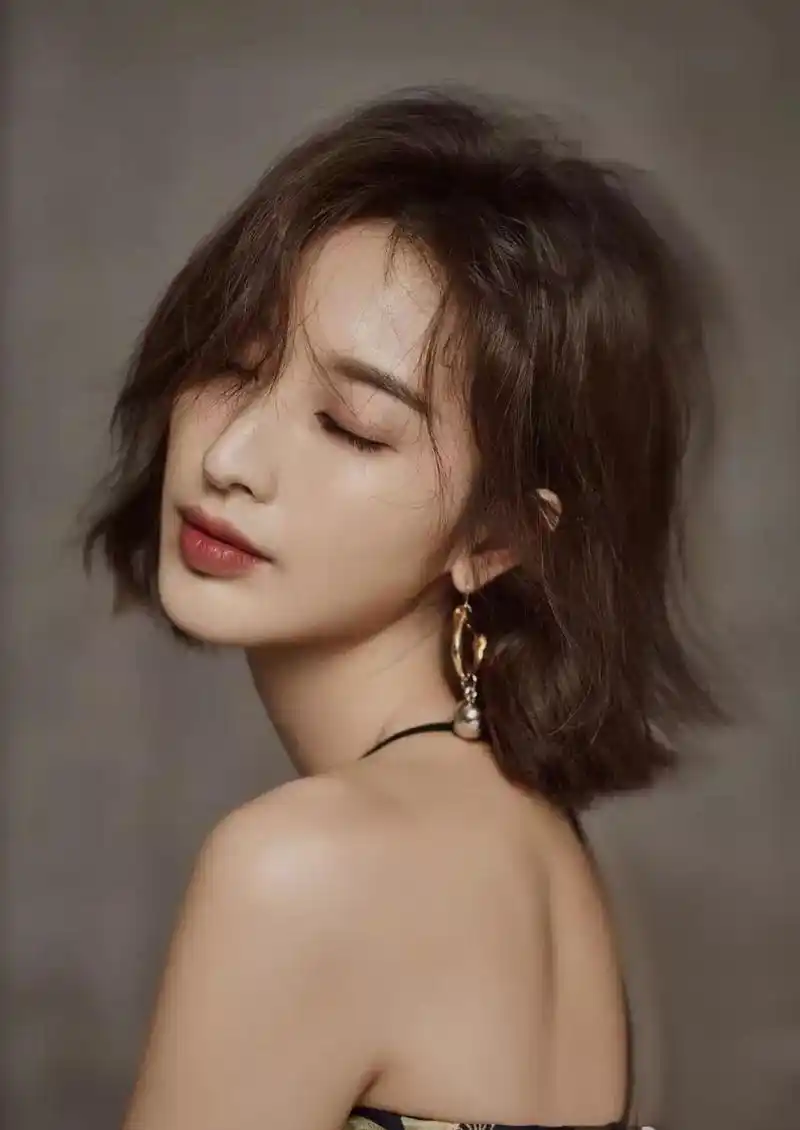 高挑美女演员张俪,貌美身材好,性感美照集锦