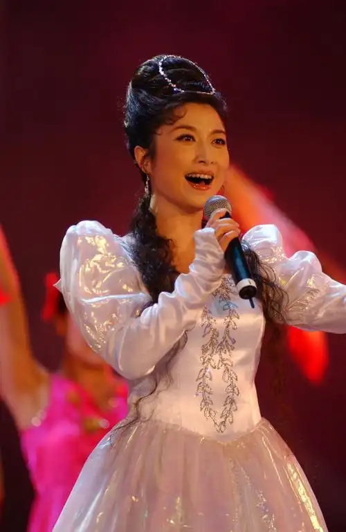 data-lemmaid="3488218">中央民族歌舞团 /a>女高音歌唱家, a target=