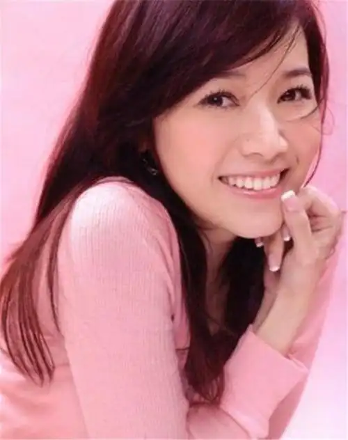 41岁假笑女孩侯佩岑多少吐槽她的人却也渴望活成她的样子