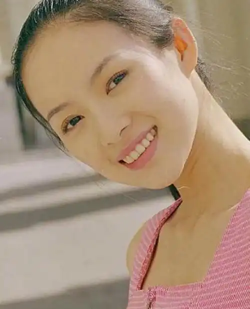 回看大学时期的章子怡,眼神灵动,清纯可人,不同时期,各有美好.