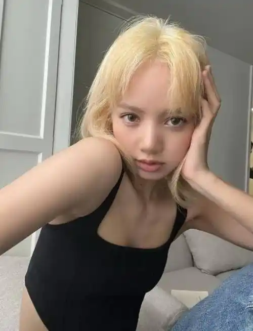 blackpink成员lisa晒卧室自拍金发碧眼的辣丽萨好可爱