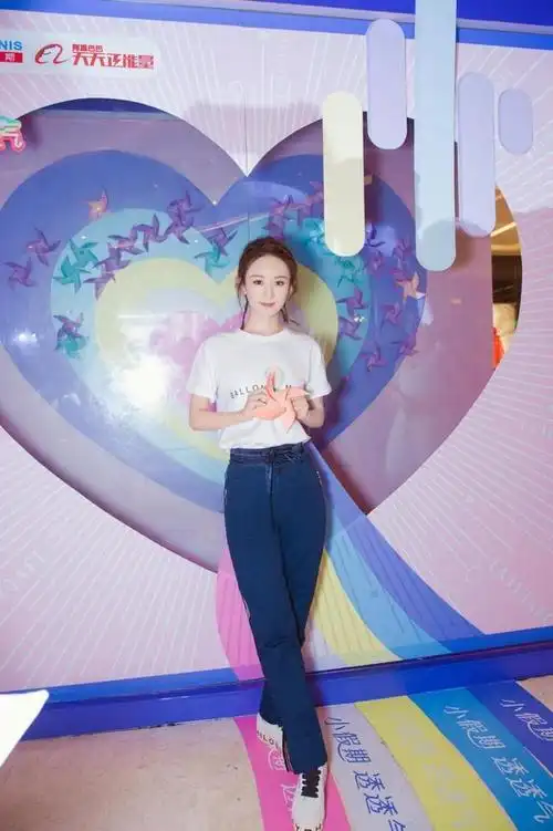 赵丽颖最新穿搭资讯露肩上衣加黑色皮裤酷girl来袭你喜欢吗