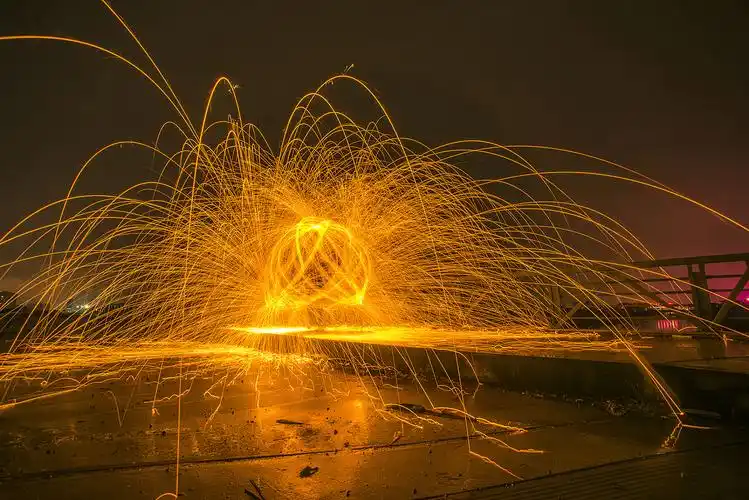 黑夜里的火树银花