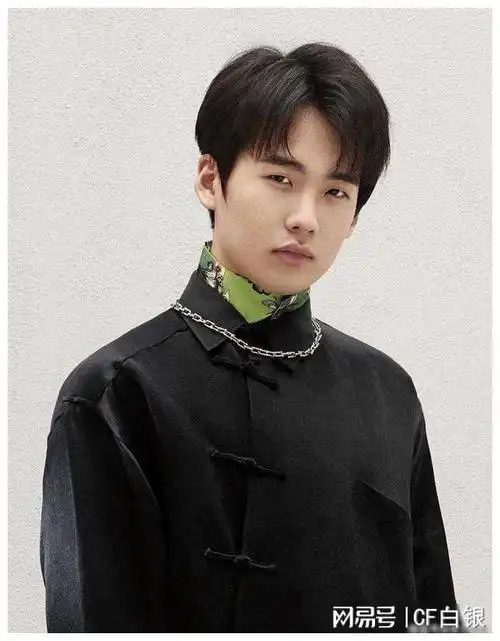 郭麒麟登顶热搜!究竟发生了什么?他怎么一夜之间胖成了郭德纲?