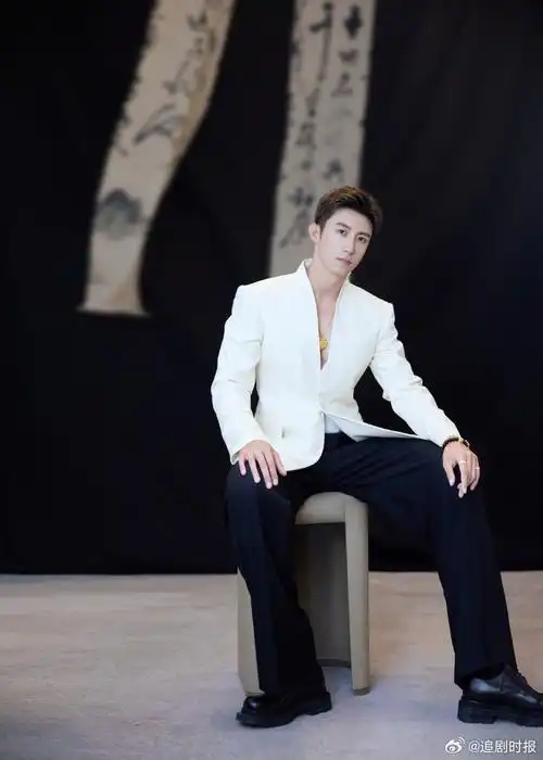 黄景瑜深v白西装