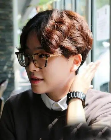 韩国欧巴短烫发秒杀万千少女心 邻家花美男打理中分卷发攻略