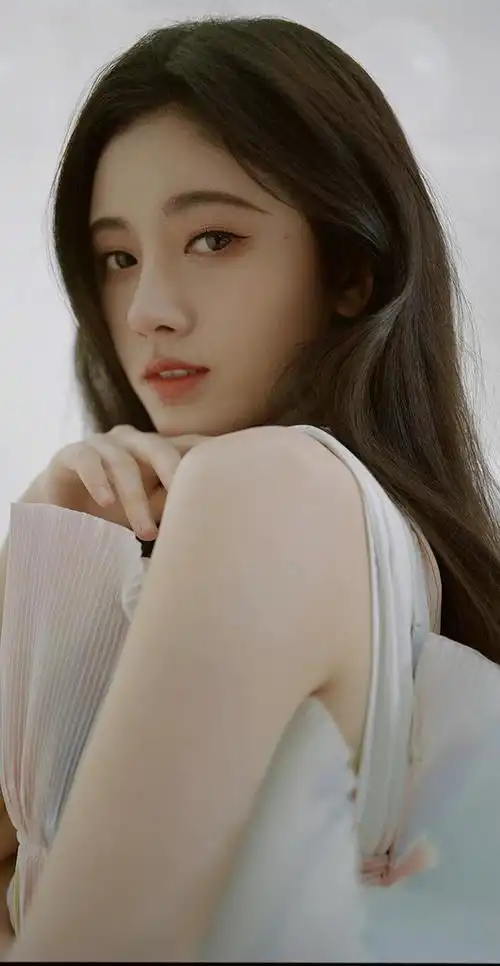 鞠婧祎旧照露出淡妆出镜清纯甜美