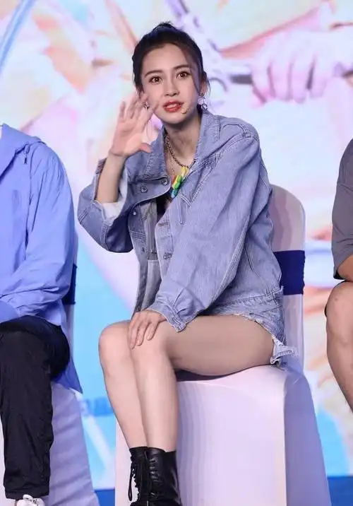 杨颖在紫色抹胸下面搭配的是一条破洞牛仔裤,牛仔裤的筹划非常新潮,破